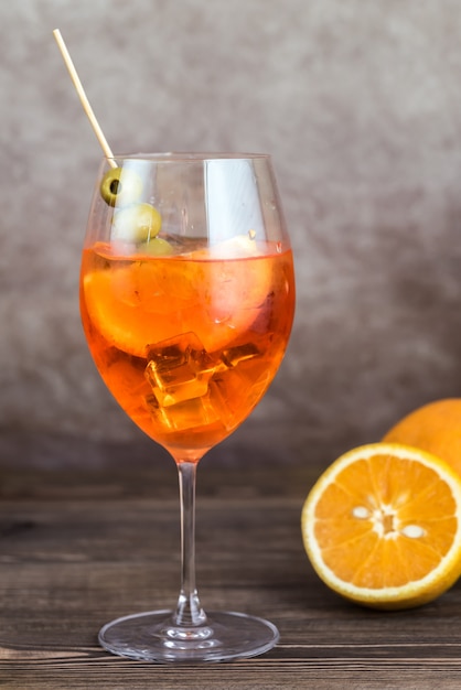 Aperol spritzカクテルのグラス