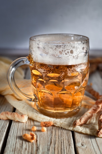 写真 ビールとスナックプレッツェルのマグカップでビールクラフトビールビールのガラス
