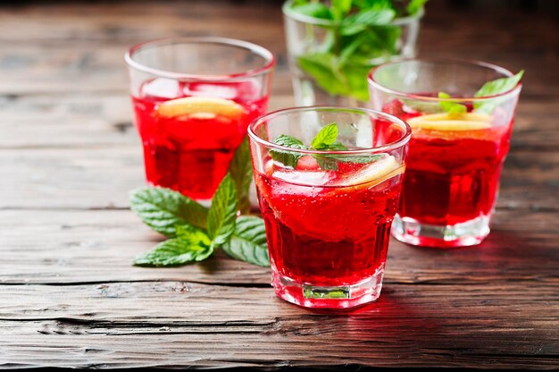 写真 テーブルの上の飲み物のグラス