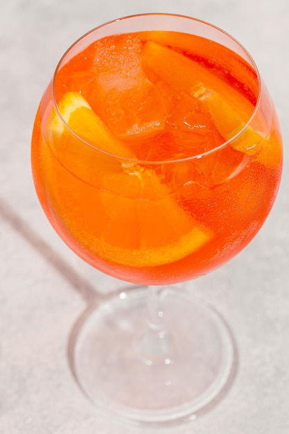 Фото Стакан ледяного коктейля aperol spritz