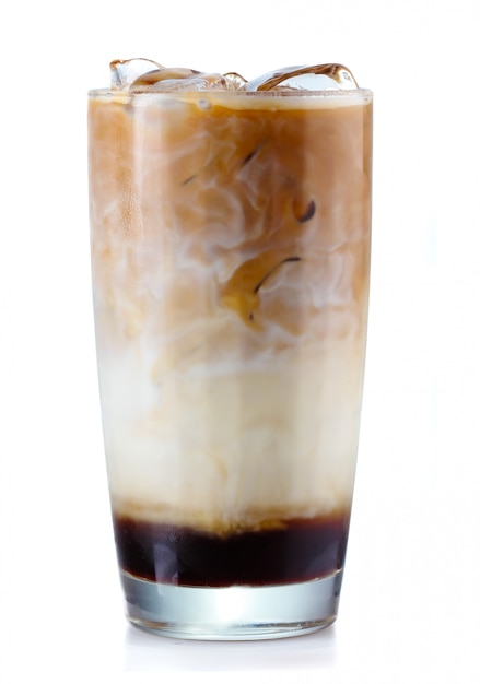 Фото Стекло кофе со льдом, изолированные на белом