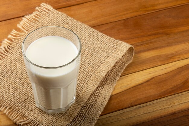 Стакан молока на деревянном столе