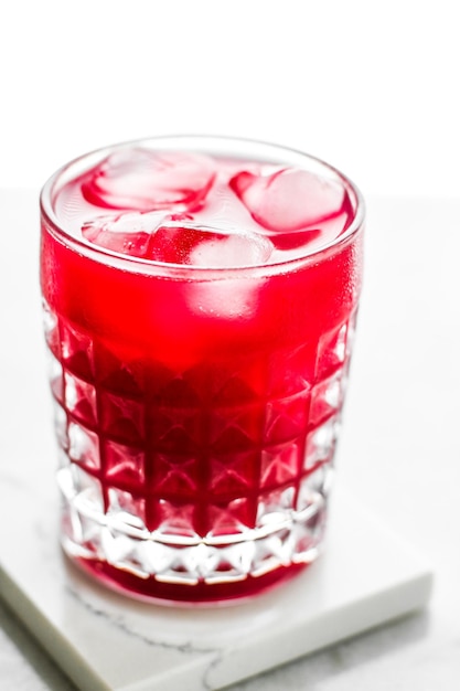 Фото Стакан красного коктейля с ледяной вечеринкой в роскошном баре