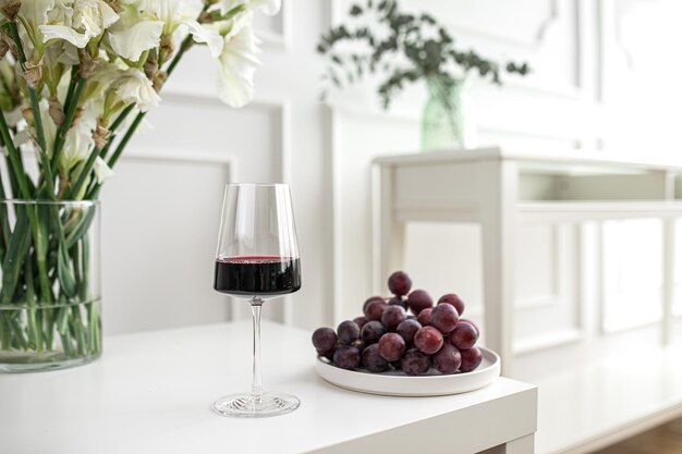사진 테이블 에 포도 와 함께 은 와인 한 잔