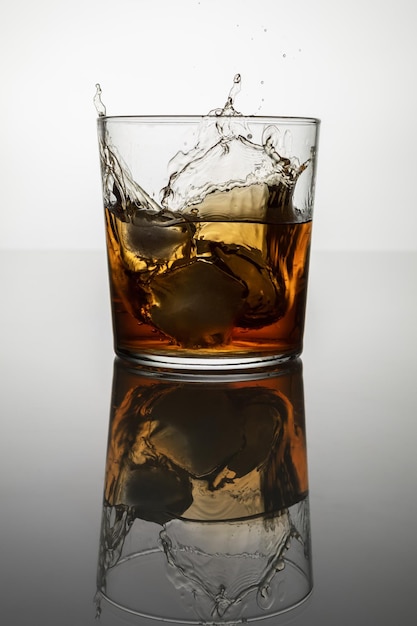 写真 氷の上のラム酒のグラス