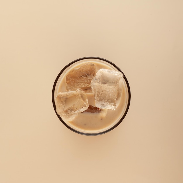 写真 スス クルマ ドリンク上面図のガラス ナツメヤシ ミルク ナツメヤシまたはヤシの果実のミルクセーキ ミルク カクテル