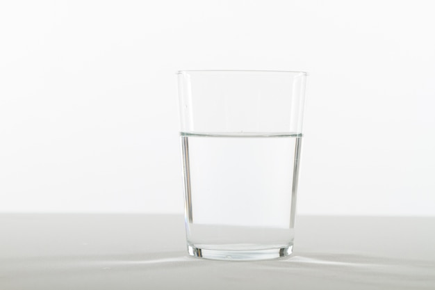 写真 コップ1杯の水