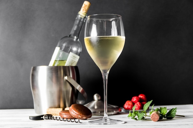 Фото Стакан белого вина и бутылка