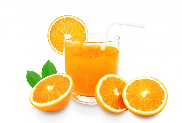 オレンジジュースのガラスは白を分離します。