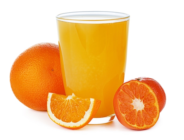 白で分離されたオレンジジュースのガラス