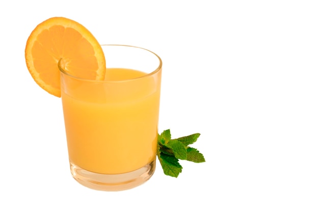 Photo glass of orange juice and mint leaf on white background