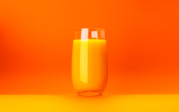 オレンジジュースのグラス