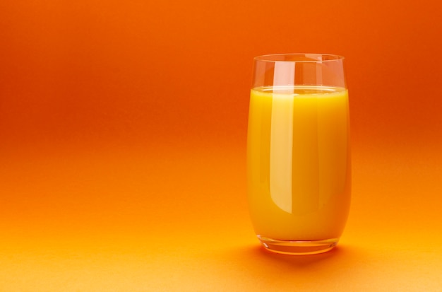 Photo glass of orange juice