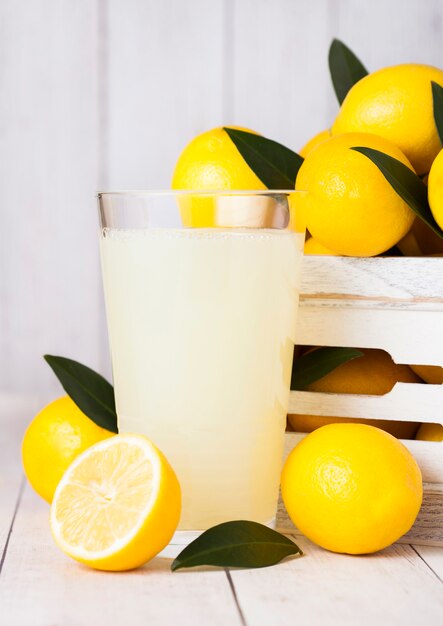 フルーツと有機の新鮮なレモンジュースのガラス