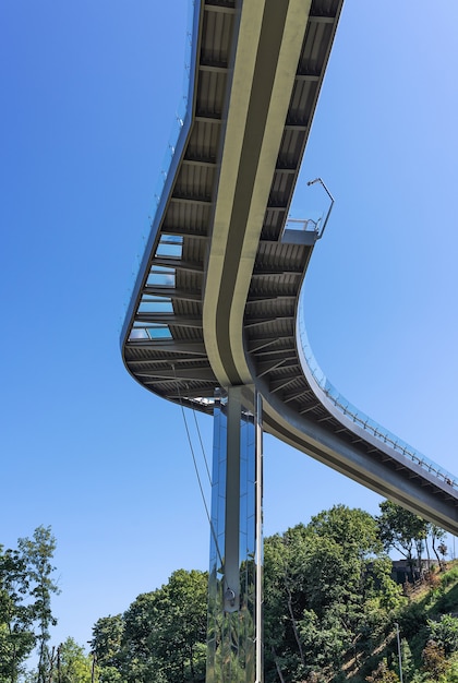 Foto ponte pedonale in vetro a kiev