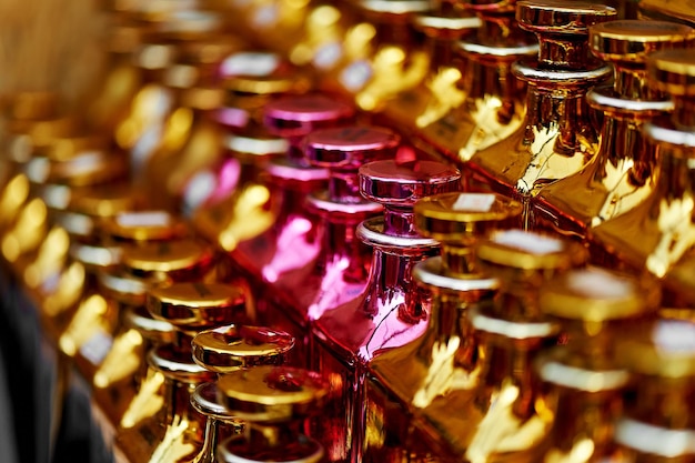Bottiglie di profumo in vetro a base di oli un mercato bazaar macro oro e gamma rosa