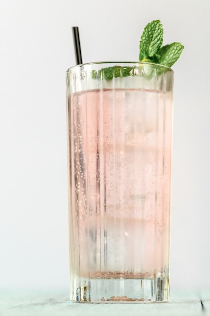 Bicchiere di gin rosa e cocktail tonic