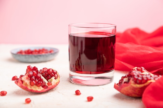 Bicchiere di succo di melograno e frutta di melograno