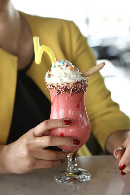 Photo glass of raspberry milkshake with whipped cream and fresh raspberries