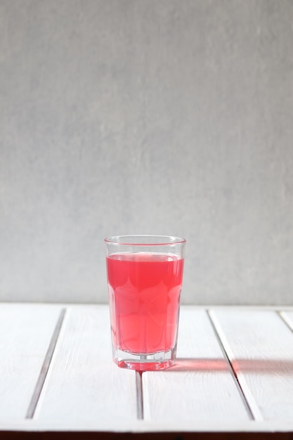 빨간 음료가 들어 있는 빨간 액체 한 잔.
