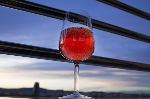 Bicchiere di vino rosso sul balcone la sera