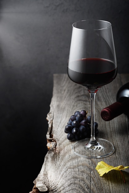 Photo glass of red wine close up on an old wooden table