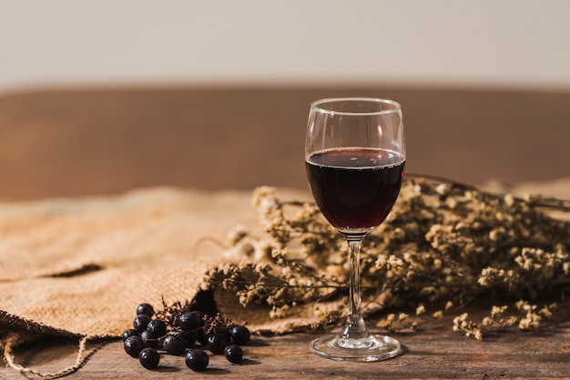 Стакан красного вина и винограда