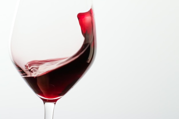 高級ホリデー テイスティング イベント品質管理で赤ワイン注ぐ飲み物のグラスは、醸造学またはプレミアム ブドウ栽培ブランドの液体モーション背景をはねかけます