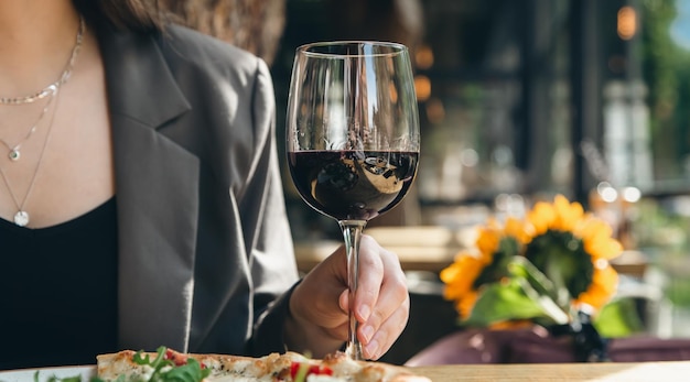 Un bicchiere di vino rosso in un ristorante su un tavolo in primo piano