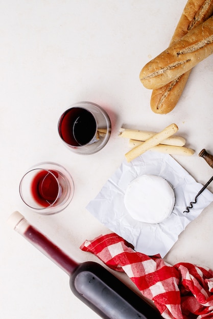 Photo glass of red wine served with cheese