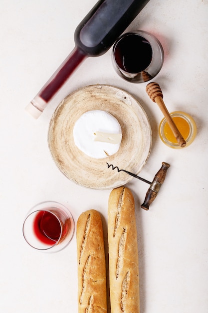 Photo glass of red wine served with cheese