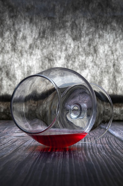 テーブルの上の赤ワインのグラス