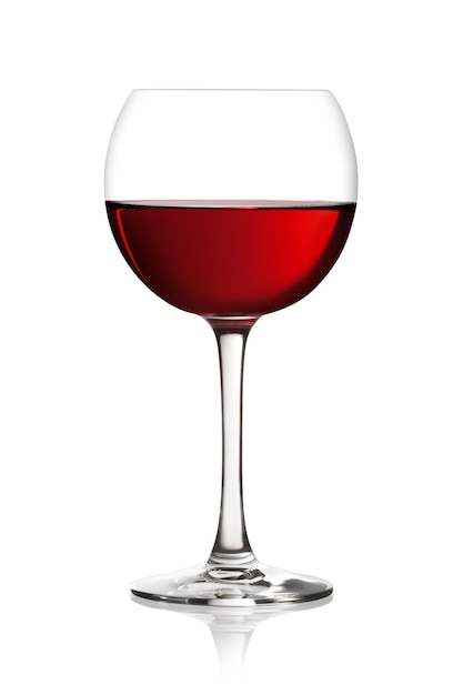 Bicchiere di vino rosso su sfondo bianco e con ombre sfumate il file include un tracciato di ritaglio