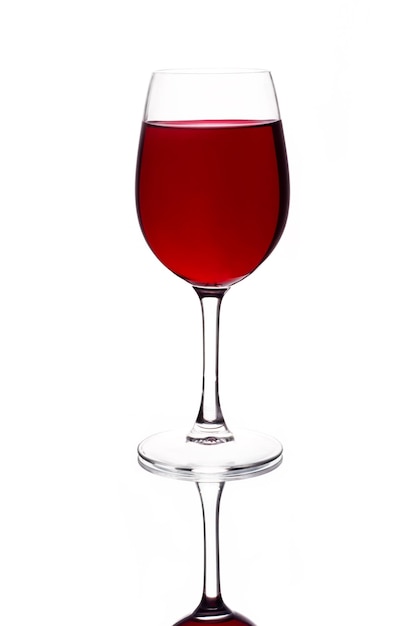 白い背景の上の赤ワインのガラス