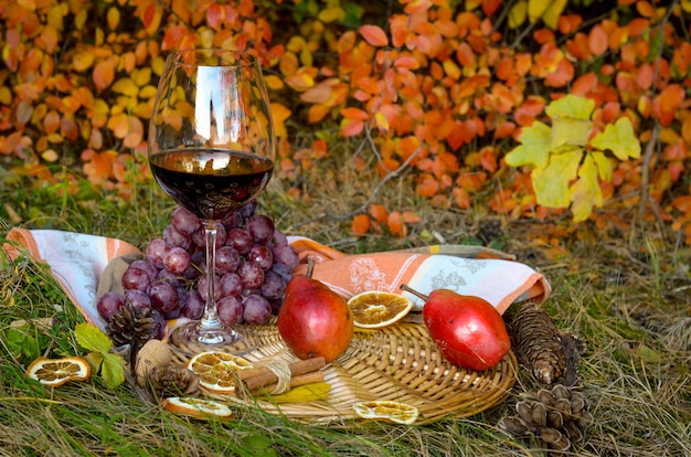 Bicchiere di vino rosso con uva e pere