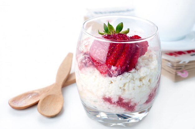 Foto bicchiere di fragole mature con crema