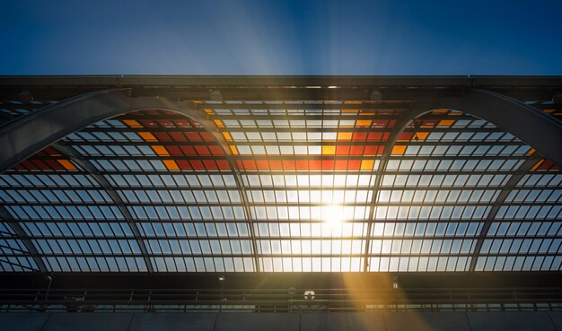 Tetto di vetro della stazione centrale di amsterdam nei paesi bassi