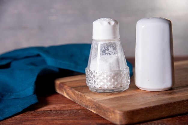 Foto salt shaker di vetro sul tavolo