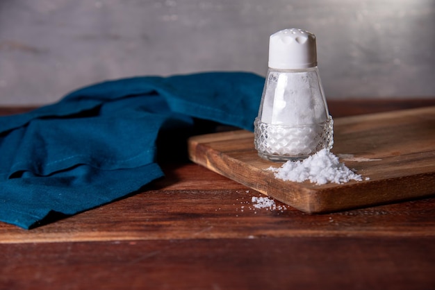 Foto salt shaker di vetro sul tavolo