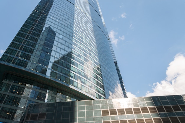 Фото Стеклянный небоскреб против неба. банк, офис, корпоративное здание.