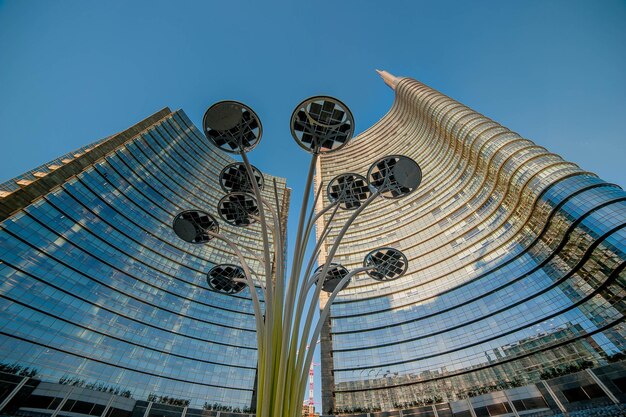 ミラノ中心部のガラス張りの超高層ビル
