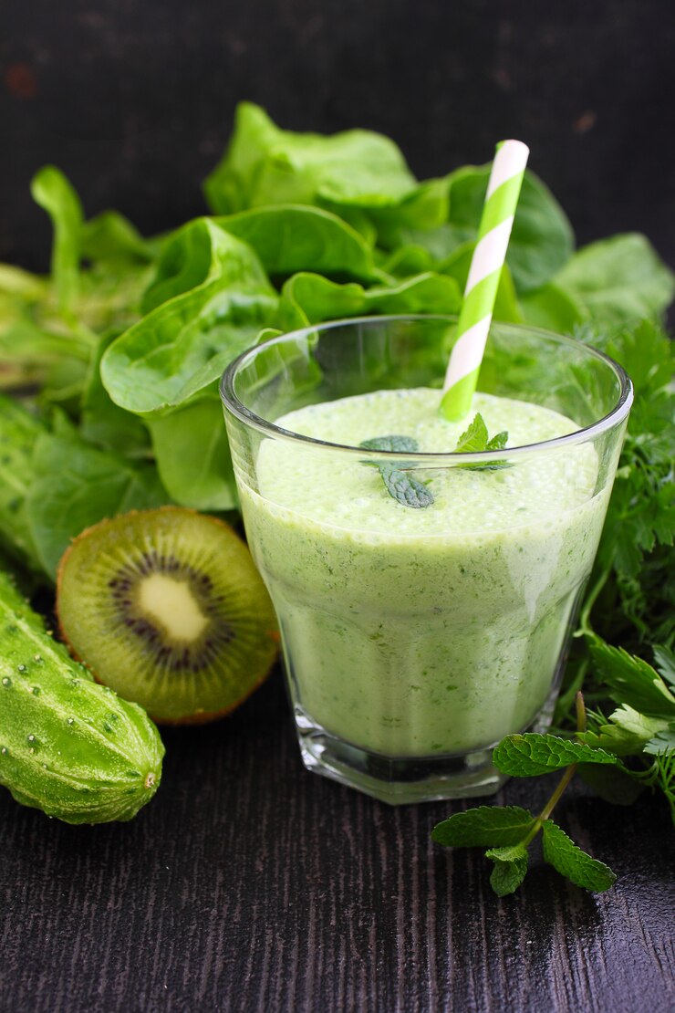 Photo a glass of smoothie with green vegetables and spinach