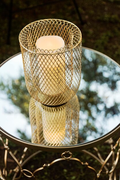 Photo a glass table with a candle holder and a candle on it.