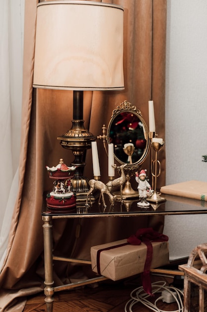 Фото Стеклянный стол с лампочками и небольшим зеркалом возле окна