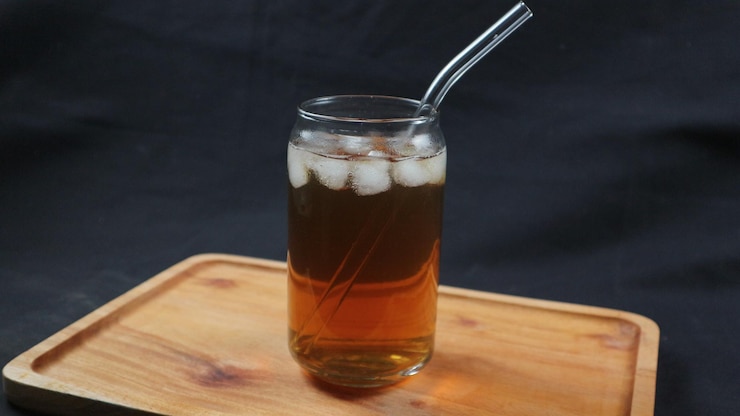 Photo glass of tasty long island iced tea on dark background with space for text