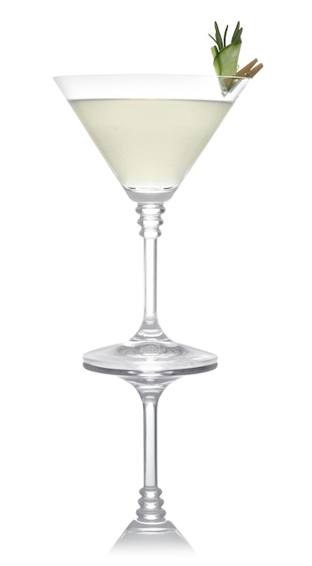 Foto bicchiere di gustoso martini con cetriolo e rosmarino su sfondo bianco