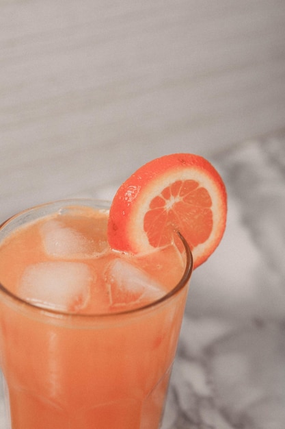 Стакан вкусного апельсинового сока