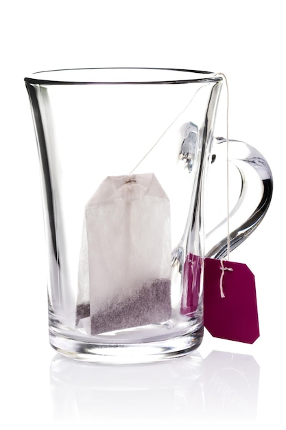 Foto bicchiere di tè con estremità del sacchetto isolato su sfondo bianco con un tracciato di ritaglio