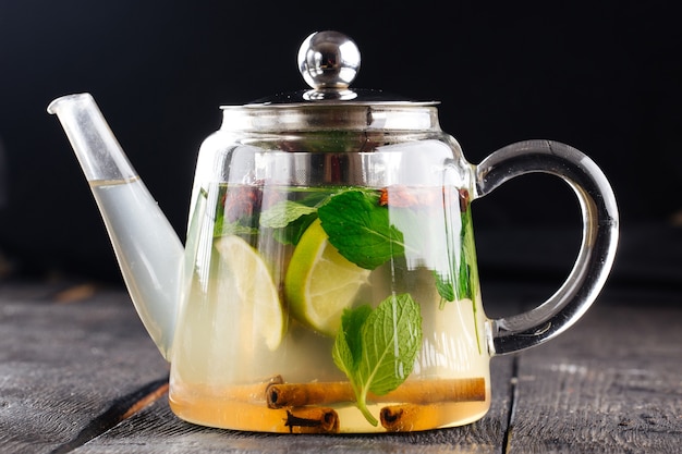 Стеклянный чайник травяного мятного чая с лаймом