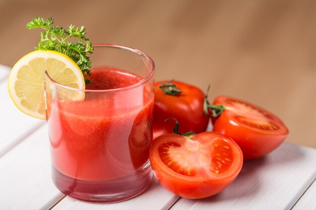 Foto bicchiere di succo di pomodoro con pomodori a fette